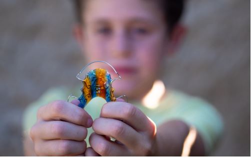 Un enfant montre son appareil dentaire
