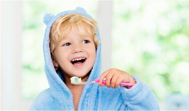 Un petit garçon se brosse les dents